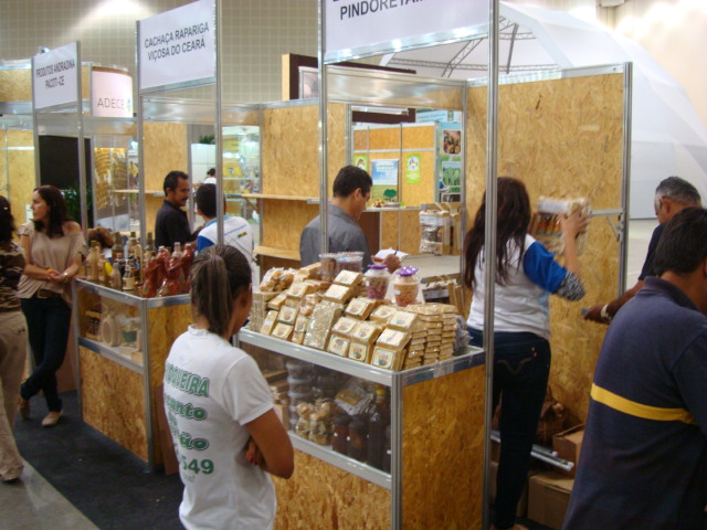 AGRICULTORES VENDENDO