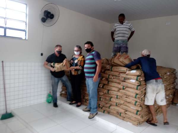 FOTO-ENTREGA-DE-SEMENTES-EM-CARIRIACU-600x451