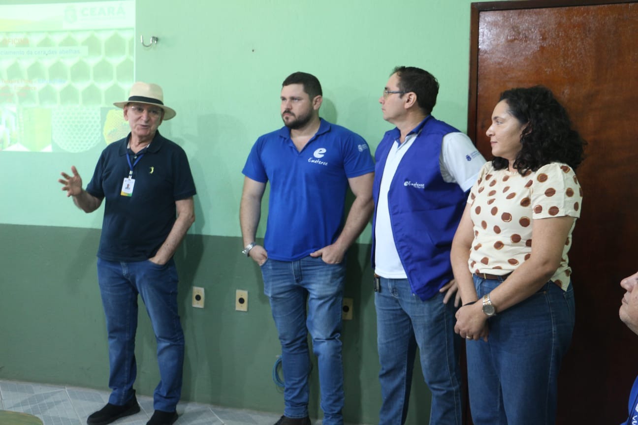 Ematerce promove capacitação sobre uso e beneficiamento da cera de abelha em Russas